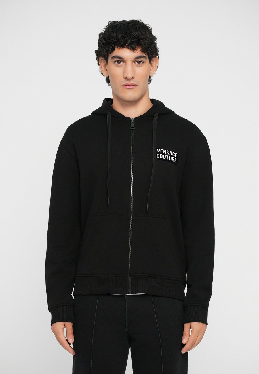 Худи Versace Jeans Couture HOODIE POCKET SQUARE , Black
Худи Versace Jeans Couture HOODIE POCKET SQUARE , Black