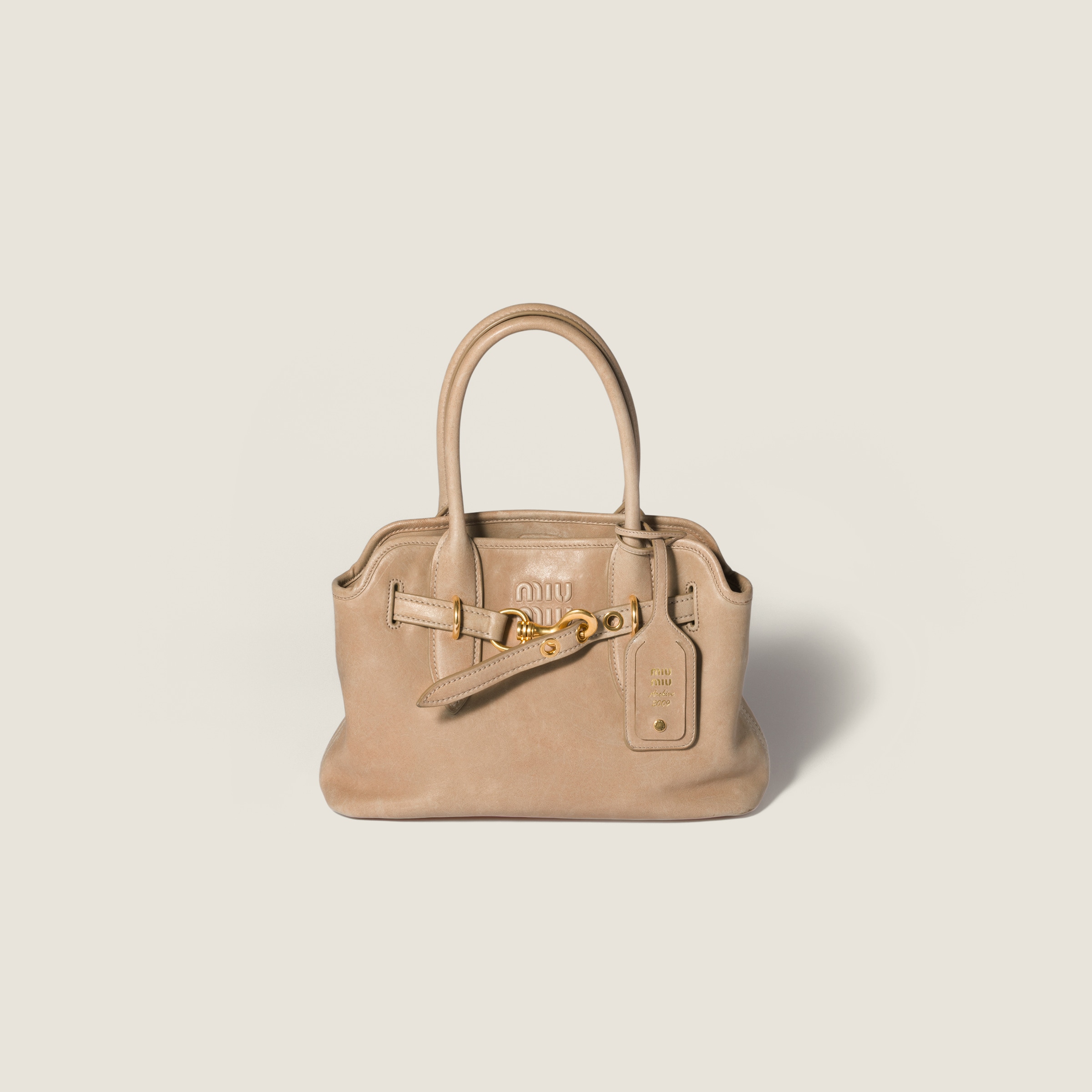 Сумка из наппы Aventure MIU MIU, бежевый
Сумка из наппы Aventure MIU MIU, бежевый