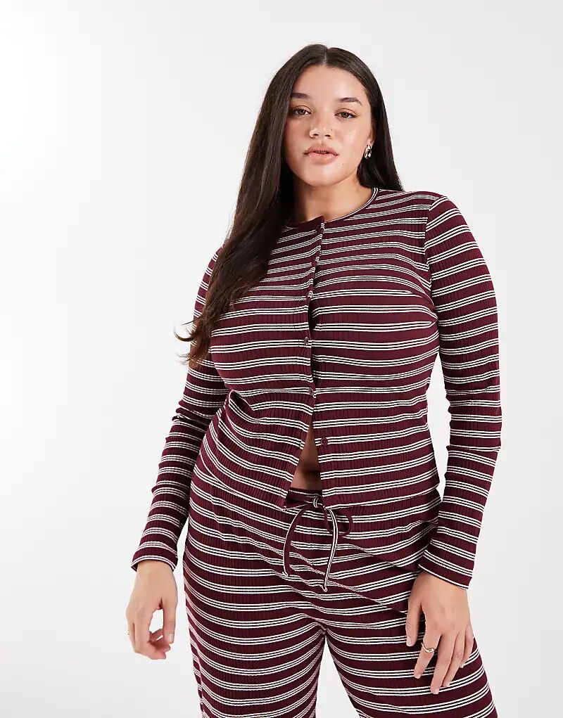 Приталенный кардиган COLLUS в рубчик в бордовую полоску
Приталенный кардиган COLLUS в рубчик в бордовую полоску