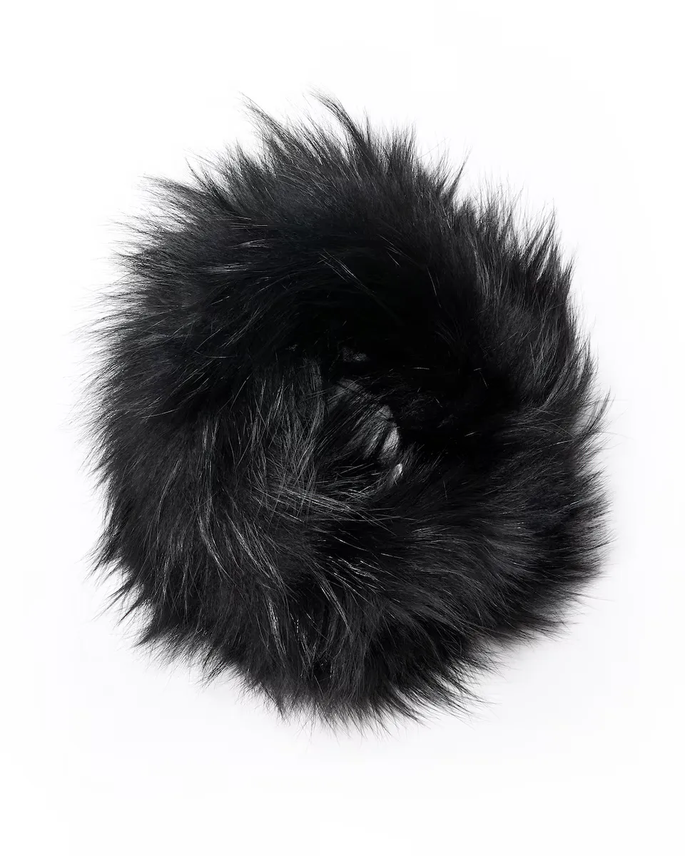 Воротник из меха лисы черного цвета Maximilian, черный
Воротник из меха лисы черного цвета Maximilian, черный