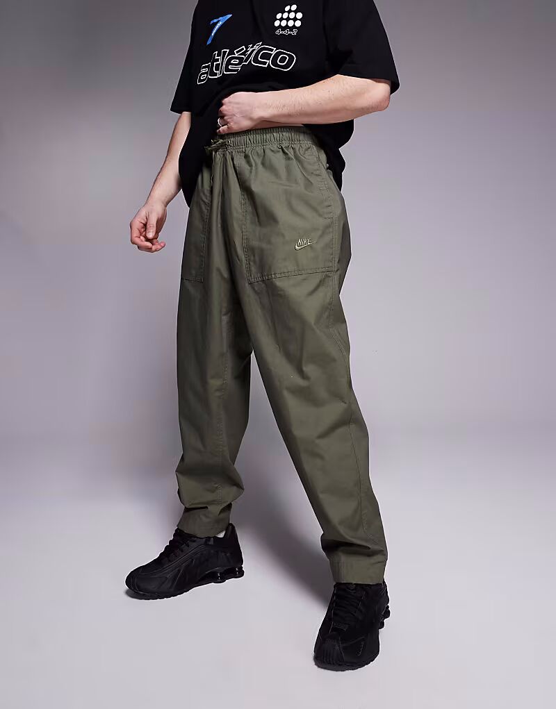 Брюки зауженного кроя Nike Club оливкового цвета
Брюки зауженного кроя Nike Club оливкового цвета