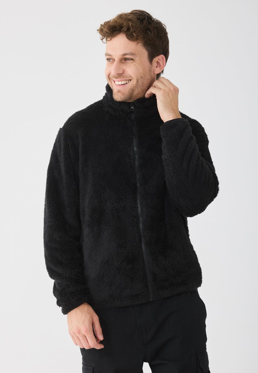 Флисовая куртка Pier One CORA FLEECE ZIP THROUGH SWEAT JACKET, True Black/Black
Флисовая куртка Pier One CORA FLEECE ZIP THROUGH SWEAT JACKET, True Black/Black