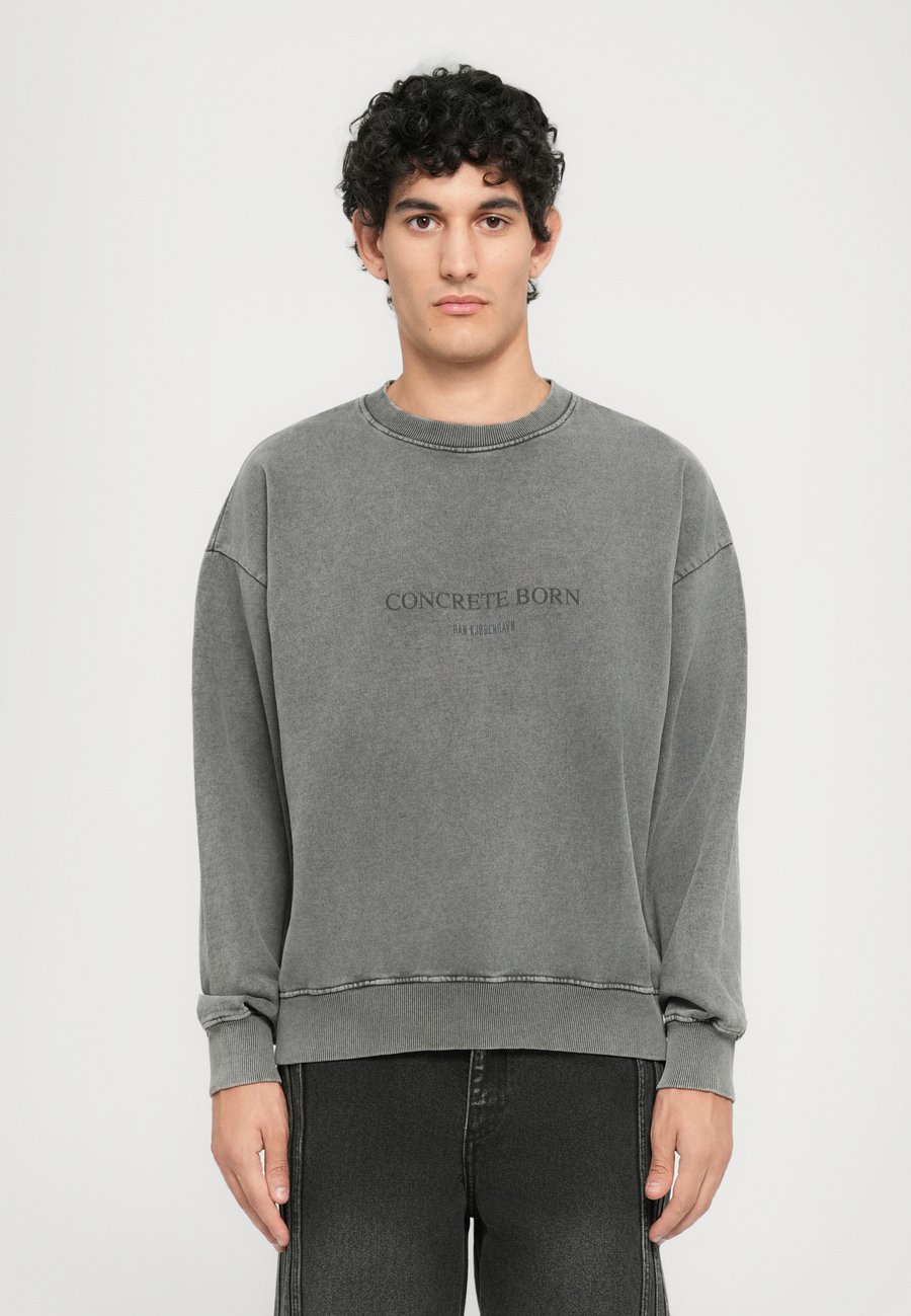 Толстовка Han Kjøbenhavn LOGO OVERSIZED CREWNECK, Dark Grey
Толстовка Han Kjøbenhavn LOGO OVERSIZED CREWNECK, Dark Grey