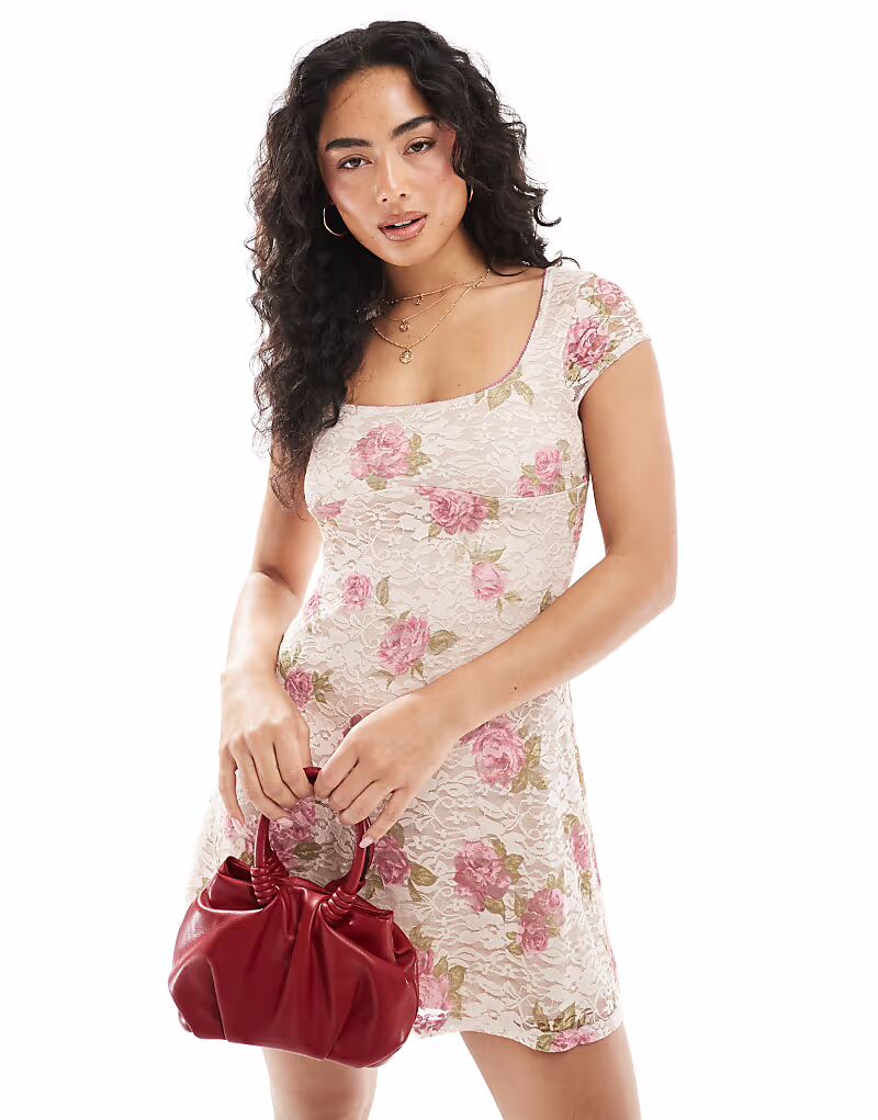 Платье Miss Selfridge с квадратным вырезом, цветочным кружевом и расклешенной юбкой розового цвета
Платье Miss Selfridge с квадратным вырезом, цветочным кружевом и расклешенной юбкой розового цвета