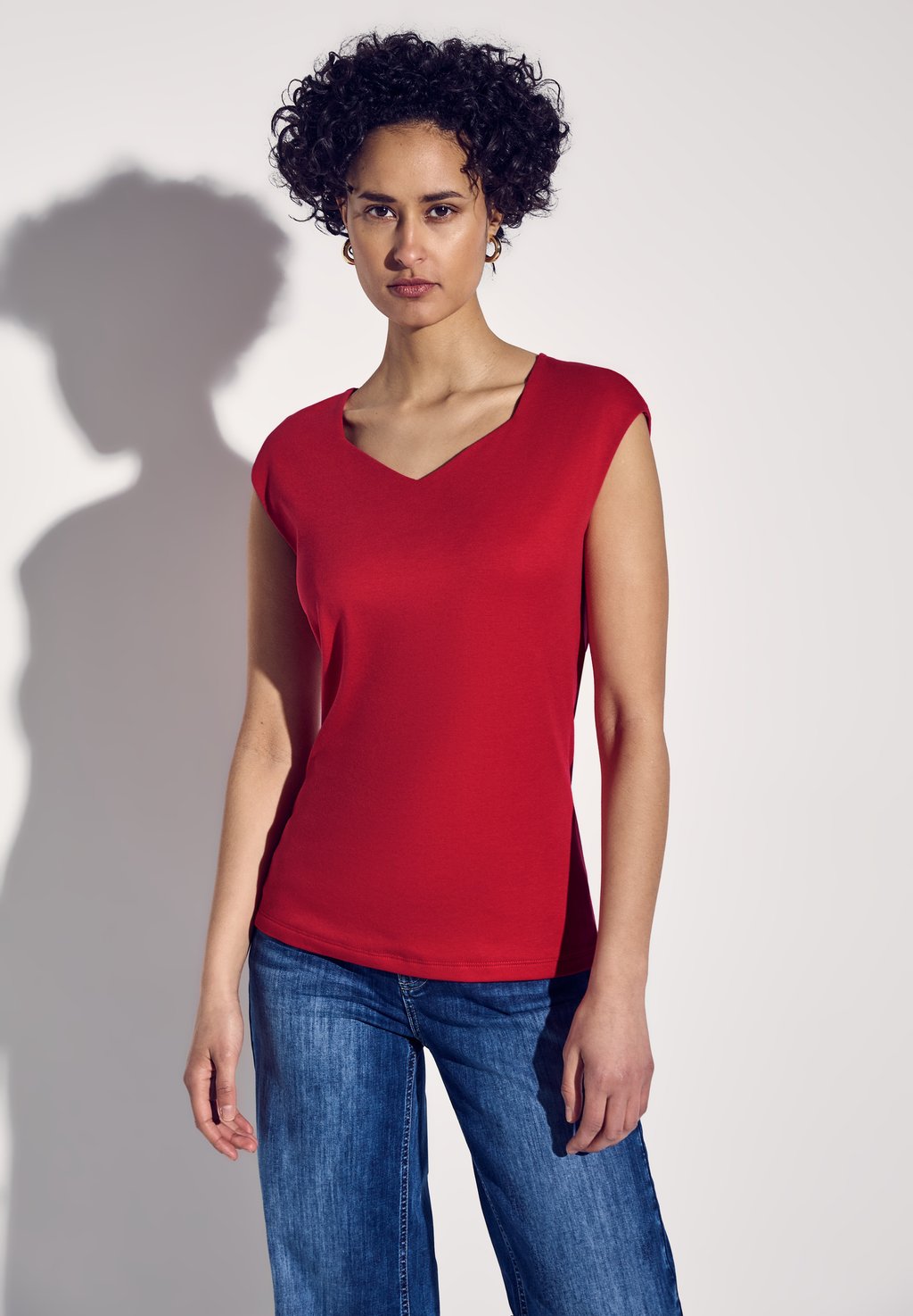 Базовая футболка MIT DIAMANT-AUSSCHNITT Street One, красный
Базовая футболка MIT DIAMANT-AUSSCHNITT Street One, красный