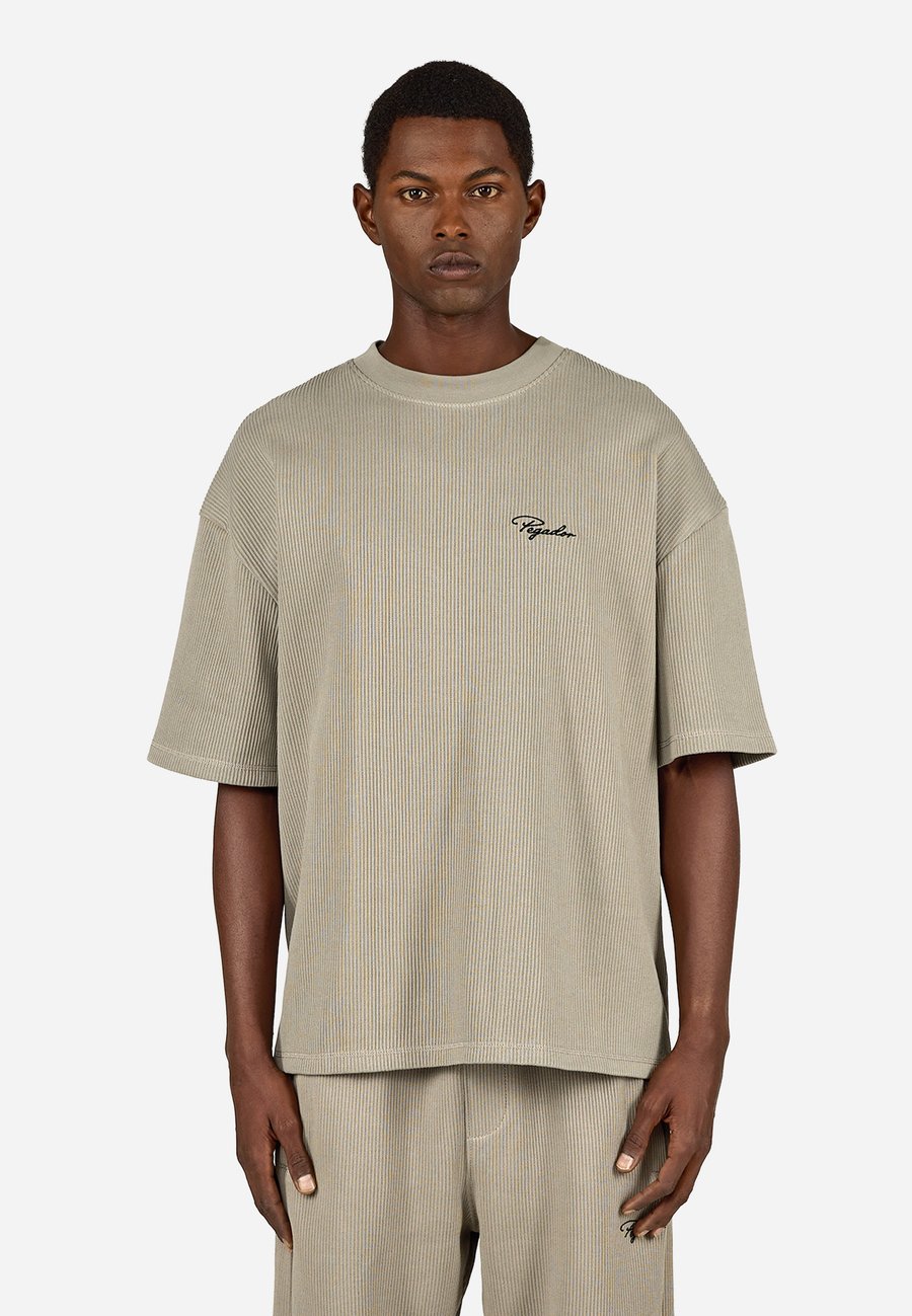 Футболка Pegador SIGNAR, Washed Flint Grey / Black/Grey, Черный, Футболка Pegador SIGNAR, Washed Flint Grey / Black/Grey
Футболка Pegador SIGNAR, Washed Flint Grey / Black/Grey, Черный, Футболка Pegador SIGNAR, Washed Flint Grey / Black/Grey