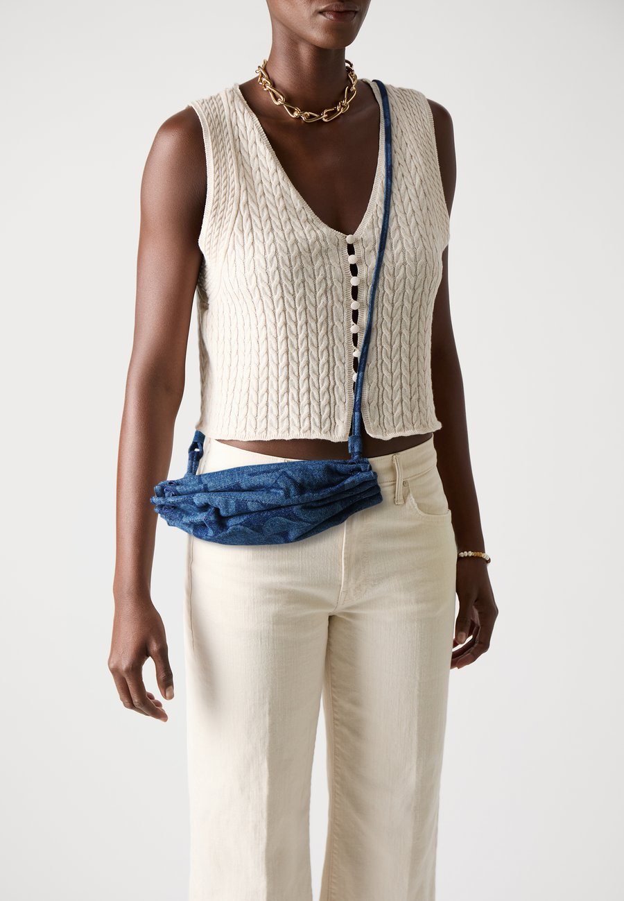 Сумка кросс-боди Marimekko PIKKU KARLA, Mid Indigo/Blue Denim
Сумка кросс-боди Marimekko PIKKU KARLA, Mid Indigo/Blue Denim