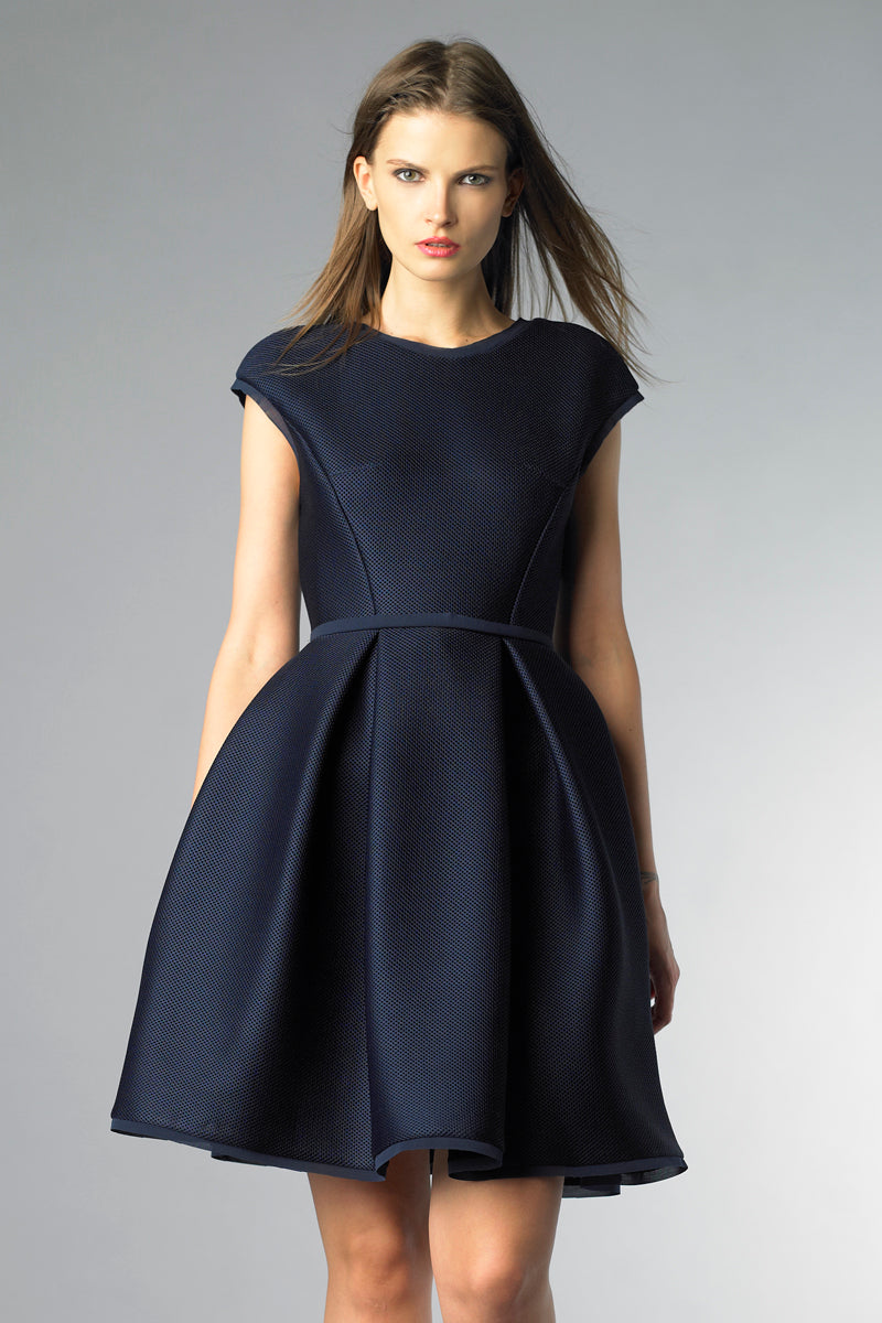 Легкое коктейльное платье-сакваланг Basix Black Label, темно-синий
Легкое коктейльное платье-сакваланг Basix Black Label, темно-синий