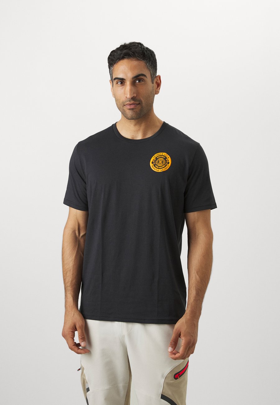 Спортивная футболка Under Armour CLUB , Black/Squad Orange/Black
Спортивная футболка Under Armour CLUB , Black/Squad Orange/Black