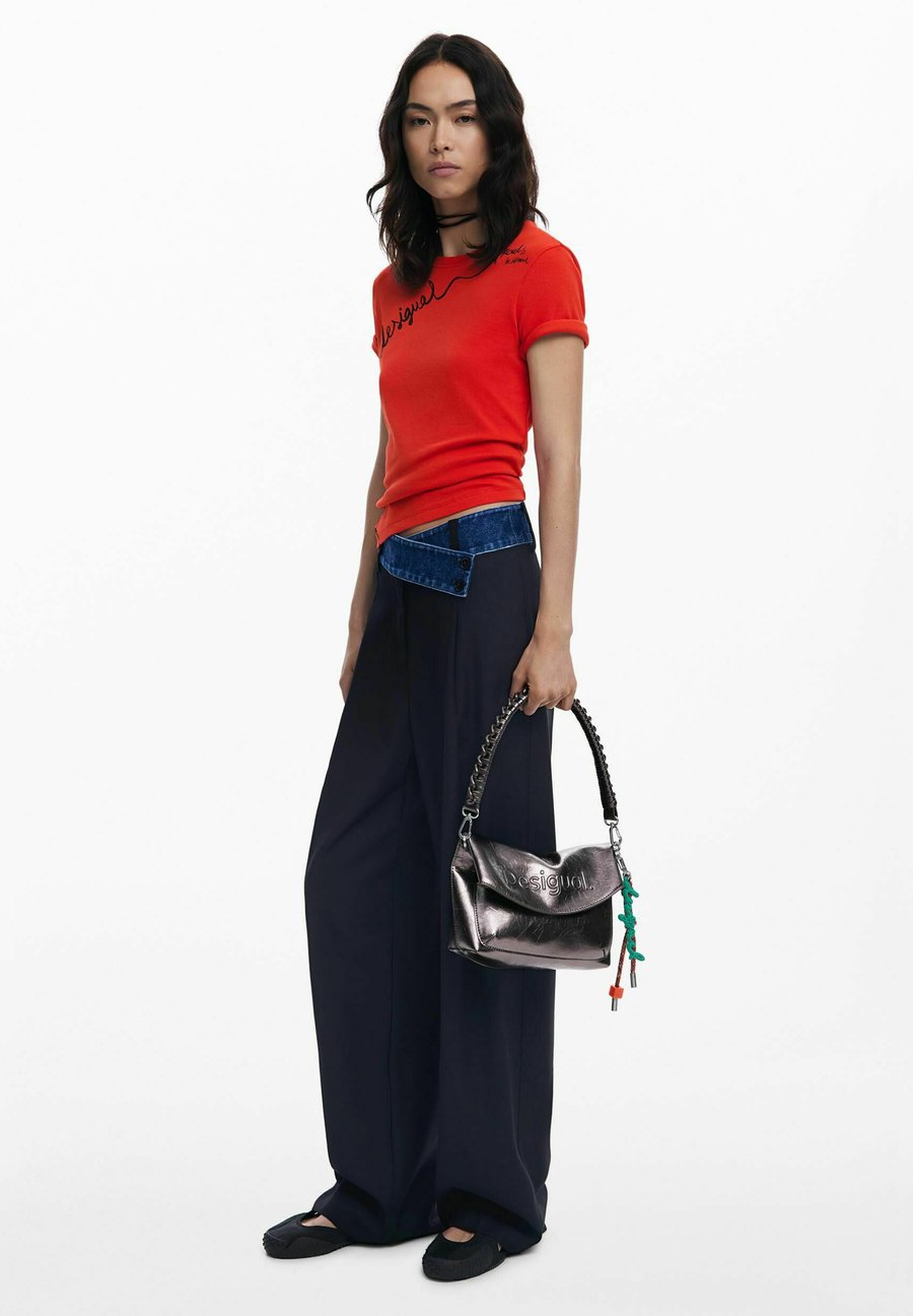 Сумка Desigual MEDIUM FLAP WITH 3D LOGO, Material Finishes/Grey
Сумка Desigual MEDIUM FLAP WITH 3D LOGO, Material Finishes/Grey