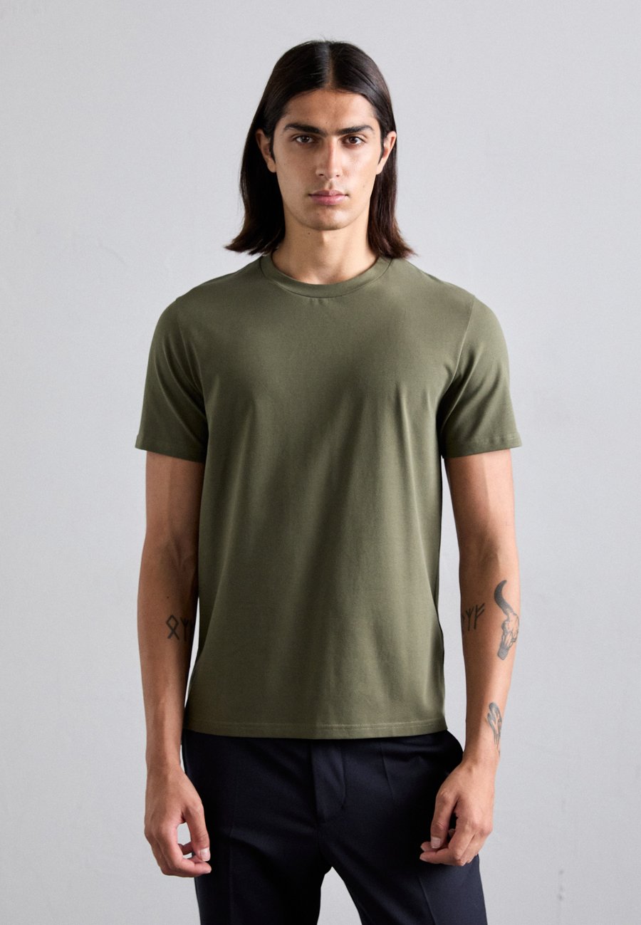 Футболка Filippa K TEE, Dark Olive/Olive
Футболка Filippa K TEE, Dark Olive/Olive