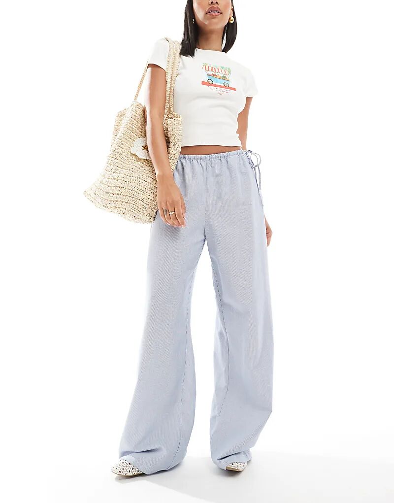 широкие брюки с завязками в синюю полоску
широкие брюки с завязками в синюю полоску