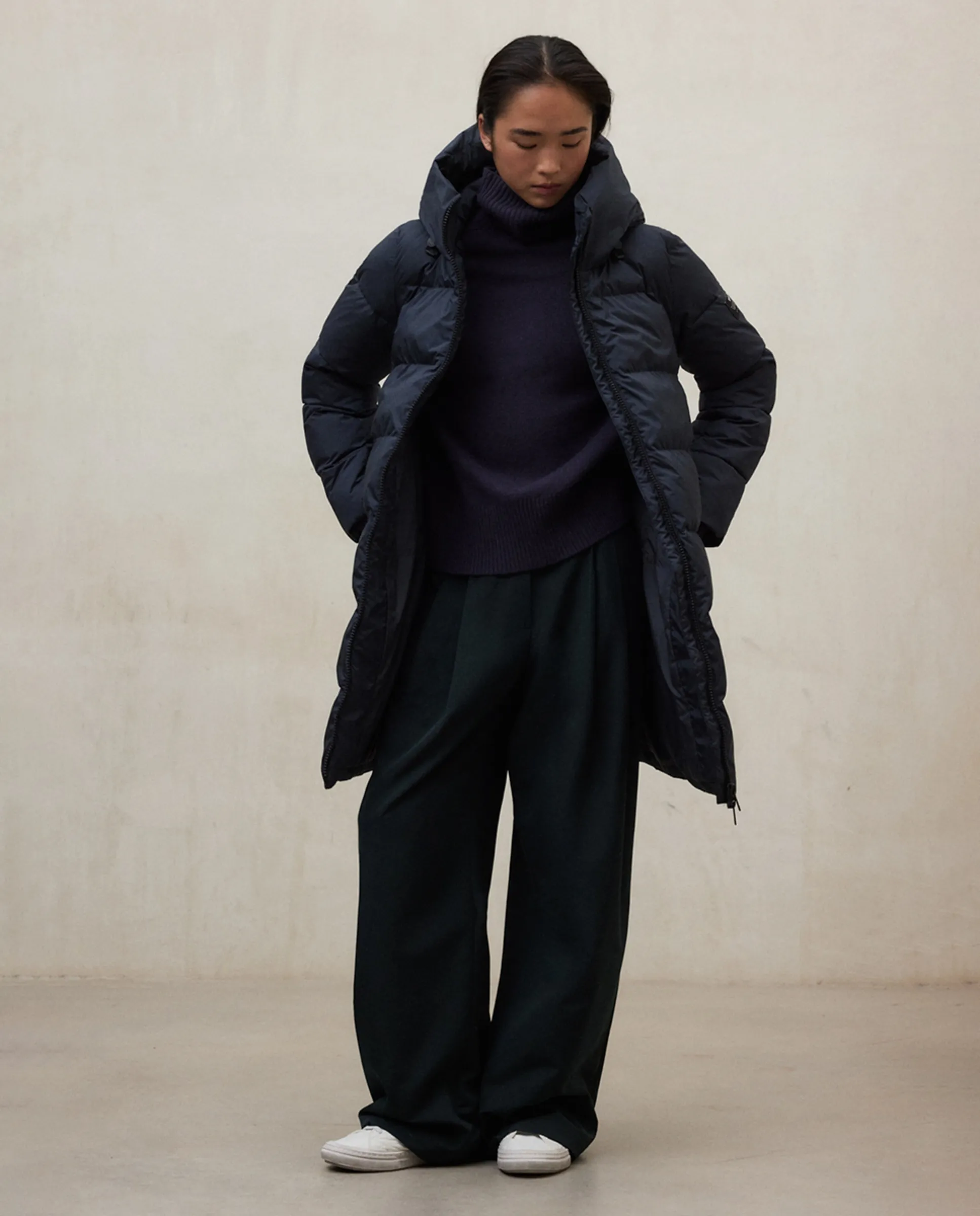 Женская стеганая куртка с застежкой-молнией, капюшоном и боковыми карманами Ecoalf, темно-синий
Женская стеганая куртка с застежкой-молнией, капюшоном и боковыми карманами Ecoalf, темно-синий