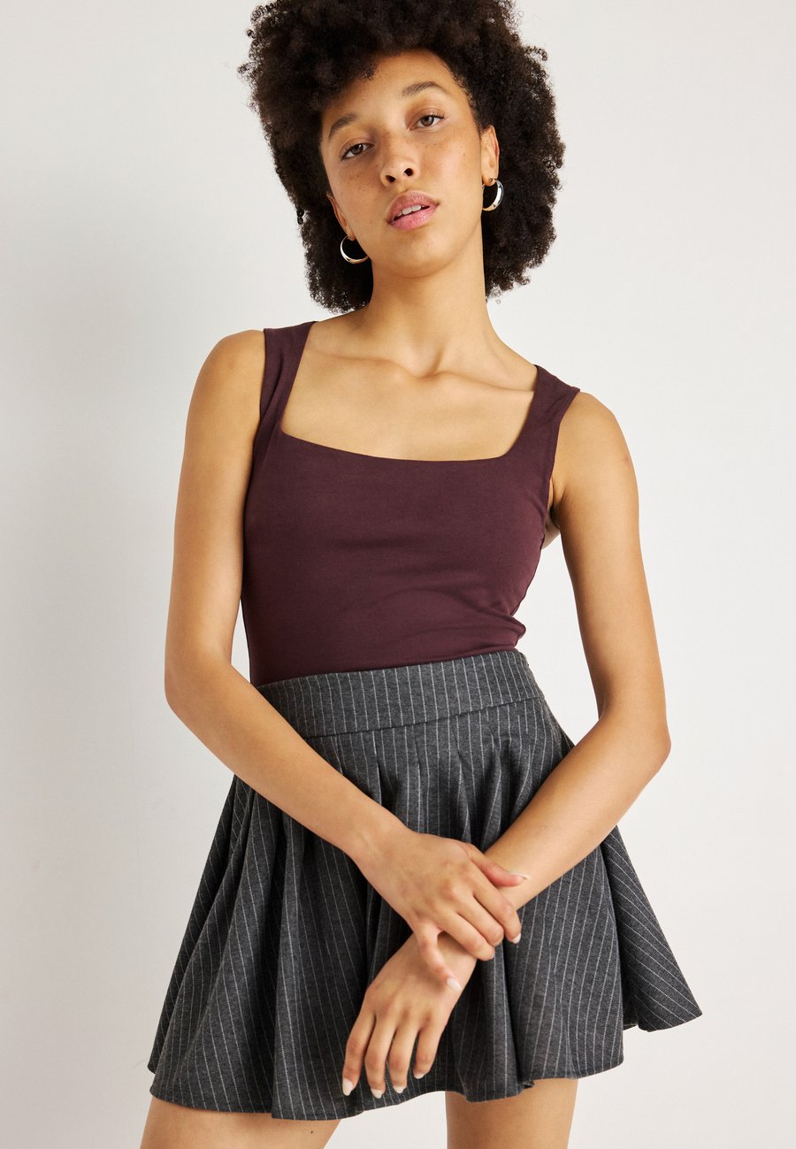 Топ Gina Tricot BASIC SQUARE, Deep Plum/Mauve
Топ Gina Tricot BASIC SQUARE, Deep Plum/Mauve