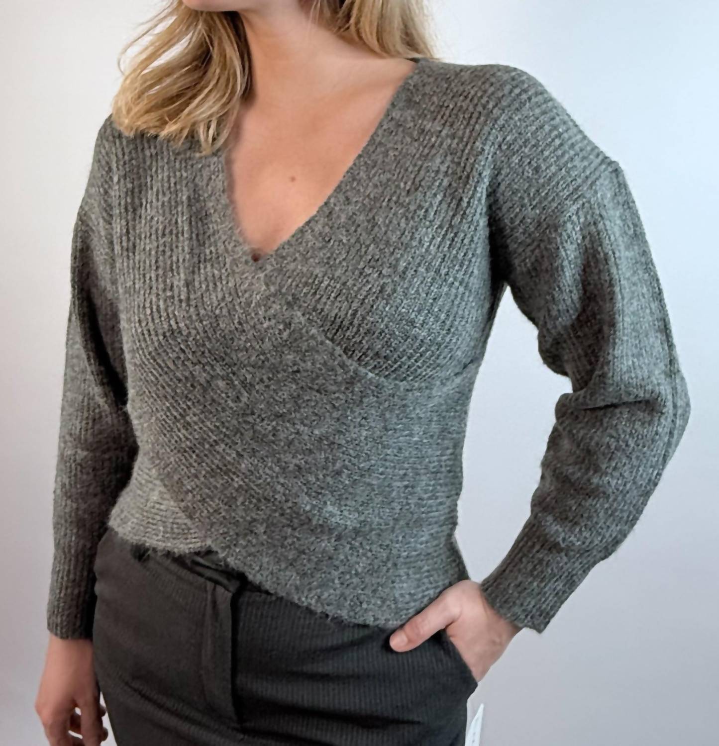 Свитер Charliette с запахом спереди, цвет угольный GREYLIN, Charcoal
Свитер Charliette с запахом спереди, цвет угольный GREYLIN, Charcoal