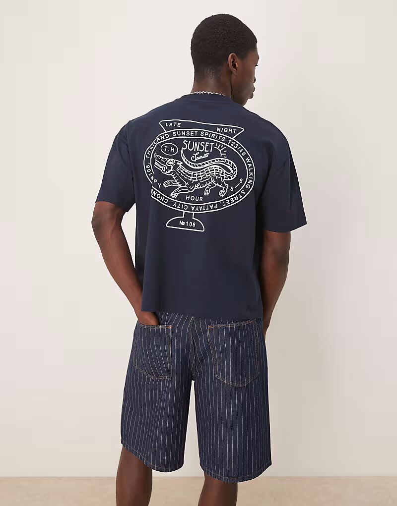 Футболка свободного кроя ASOS DESIGN с принтом города на спине темно-синего цвета
Футболка свободного кроя ASOS DESIGN с принтом города на спине темно-синего цвета