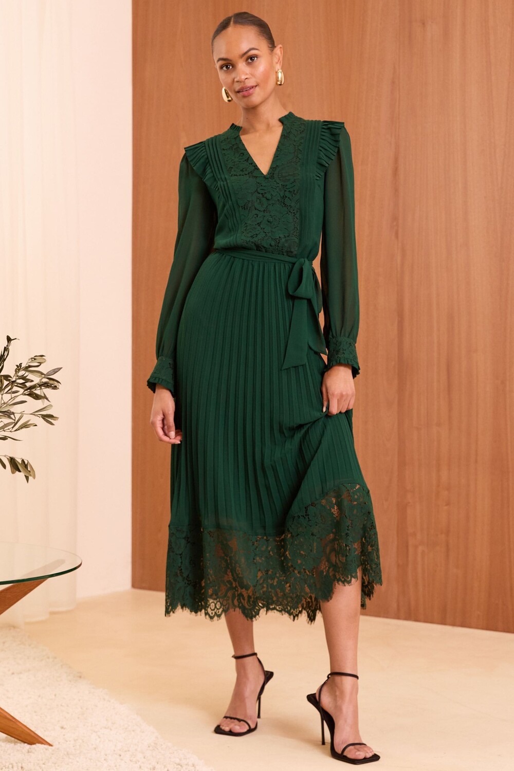 Платье миди с длинными рукавами и кружевной отделкой Love & Roses, зеленый 
Платье миди с длинными рукавами и кружевной отделкой Love & Roses, зеленый