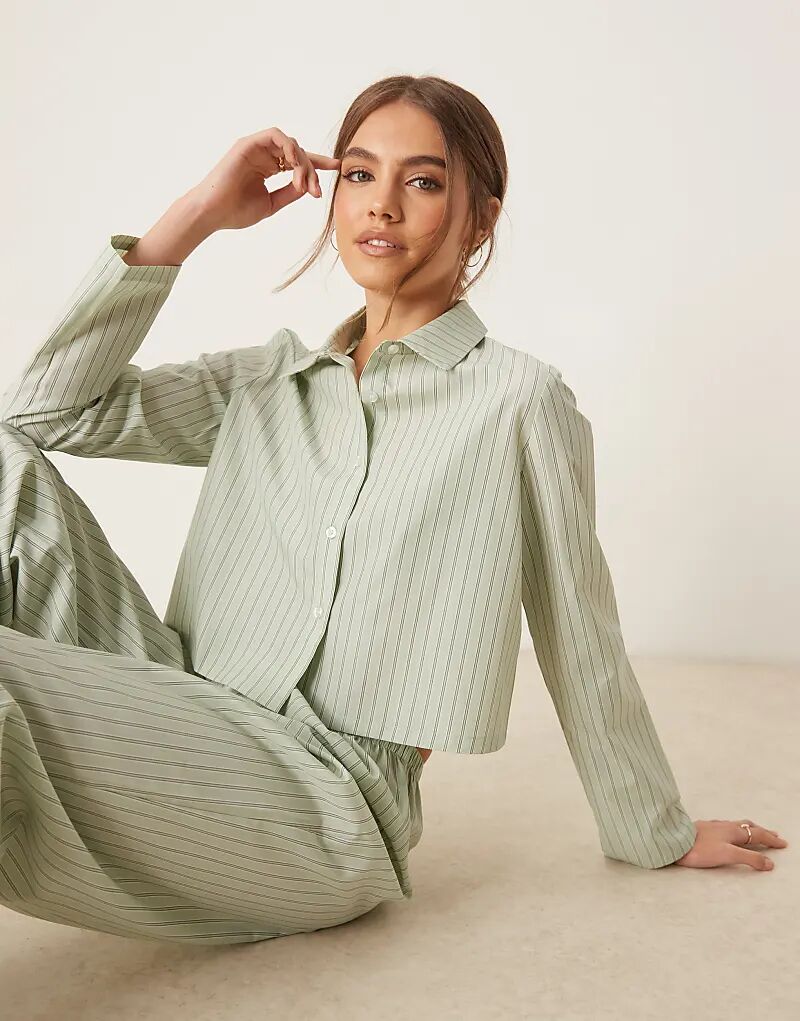 Пижамный комплект свободного покроя с длинными рукавами и брюками в зеленую полоску Urban Threads
Пижамный комплект свободного покроя с длинными рукавами и брюками в зеленую полоску Urban Threads