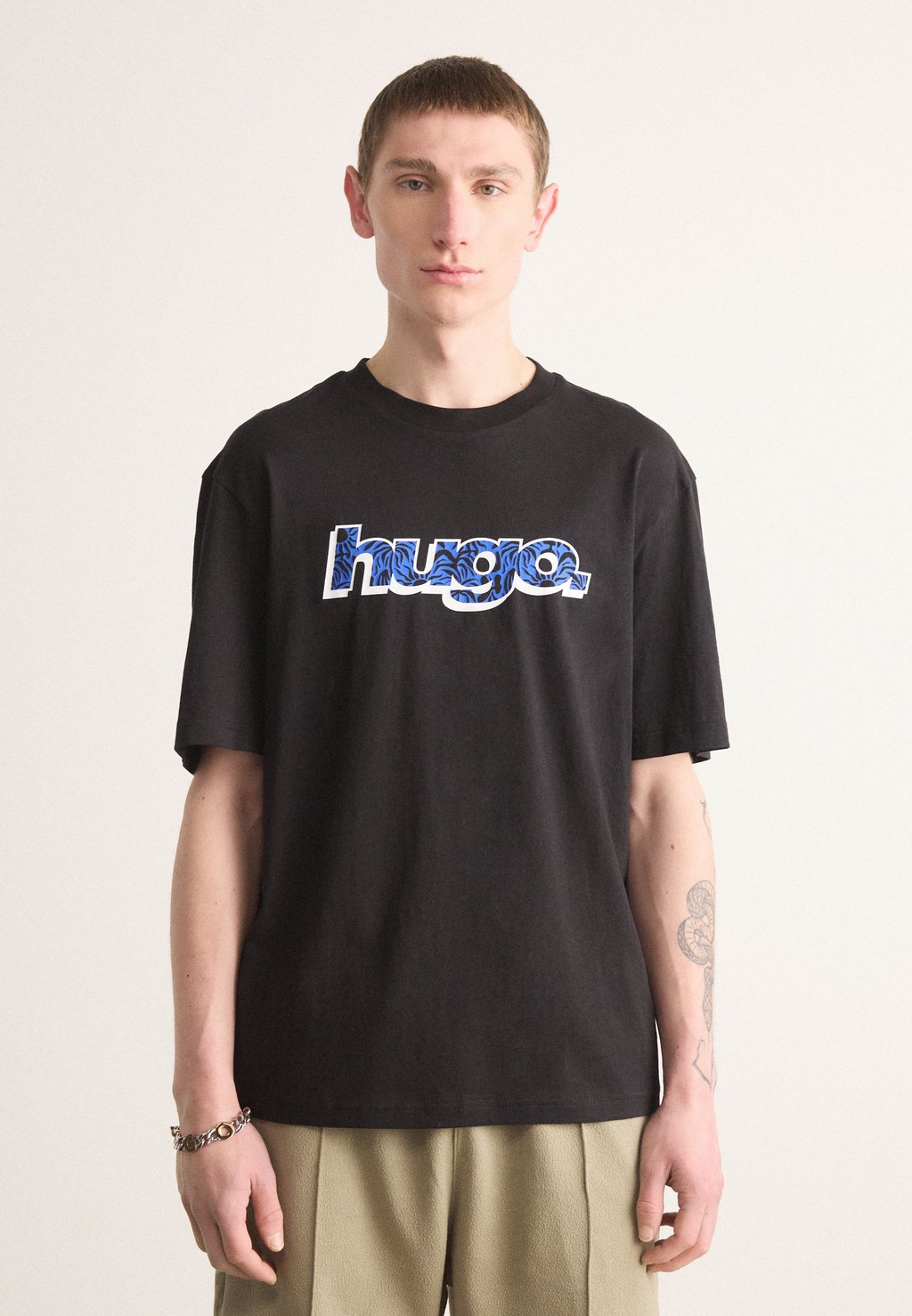 Футболка с принтом NUGIBOL HUGO, черный
Футболка с принтом NUGIBOL HUGO, черный