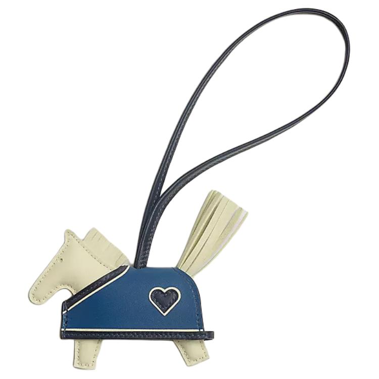 Hermes Аксессуар для сумки Rodeo Milo из овечьей кожи против Swift Leather, маленький, унисекс, Milton, желтый, темно-синий и синий с эффектом тай-дай
Hermes Аксессуар для сумки Rodeo Milo из овечьей кожи против Swift Leather, маленький, унисекс, Milton, желтый, темно-синий и синий с эффектом тай-дай