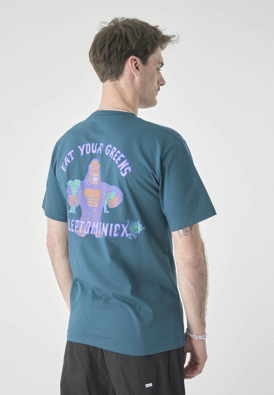 Футболка Cleptomanicx EAT YOUR GREENS, Dark Sea/Teal, Зеленый, Футболка Cleptomanicx EAT YOUR GREENS, Dark Sea/Teal
Футболка Cleptomanicx EAT YOUR GREENS, Dark Sea/Teal, Зеленый, Футболка Cleptomanicx EAT YOUR GREENS, Dark Sea/Teal