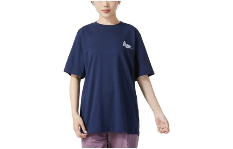 Женская футболка в стиле ретро с принтом логотипа и буквами «Темно-синяя» Nike
Женская футболка в стиле ретро с принтом логотипа и буквами «Темно-синяя» Nike