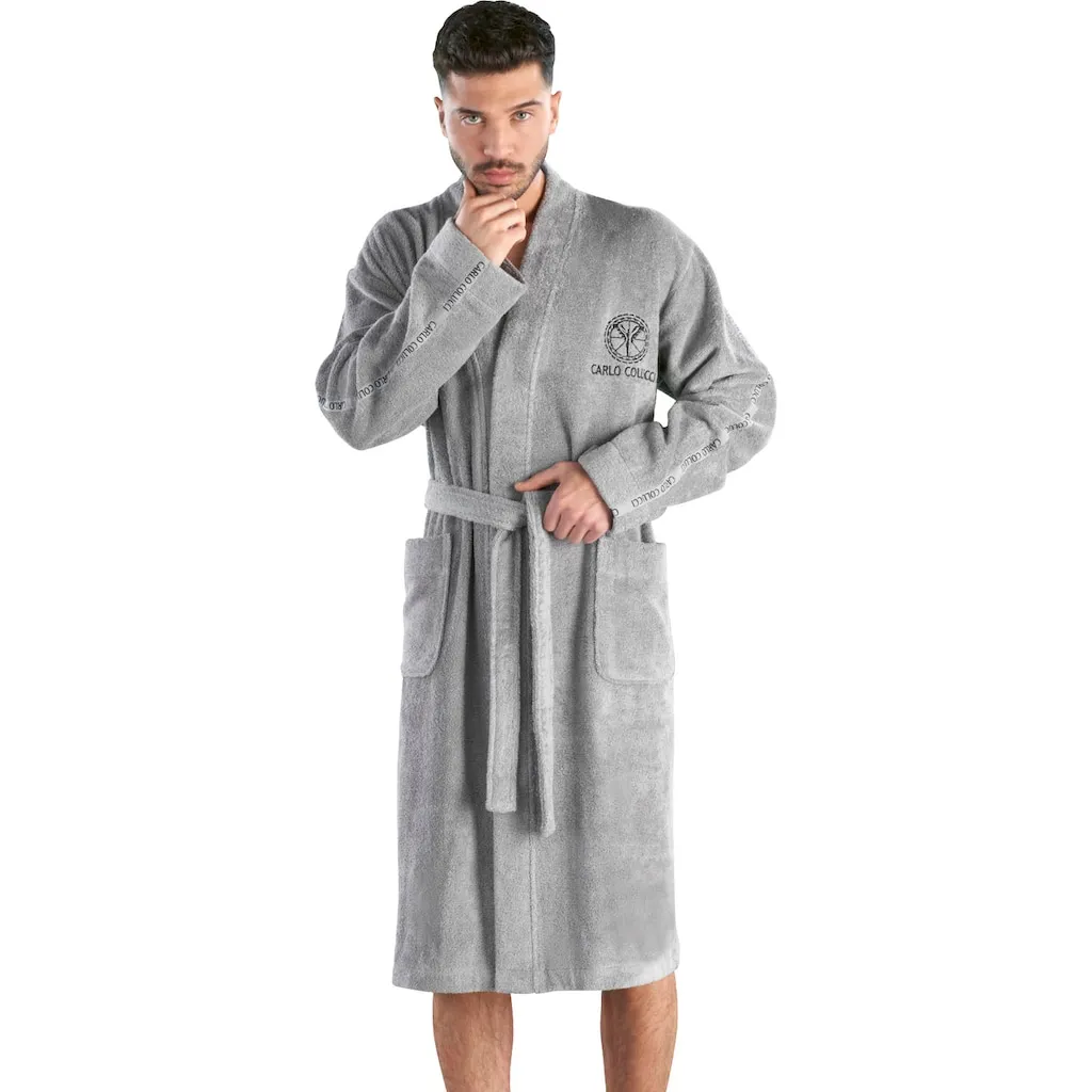Мужской халат Vito, идеально подходит для сауны и СПА, гостиничный халат, утренний халат 1 шт., вышивка логотипа на груди и логотип на рукавах Carlo Colucci, серебристый
Мужской халат Vito, идеально подходит для сауны и СПА, гостиничный халат, утренний халат 1 шт., вышивка логотипа на груди и логотип на рукавах Carlo Colucci, серебристый
