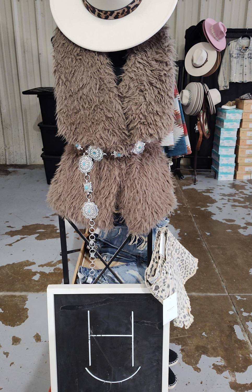 Женский меховой жилет в цвете мокко Vanilla Bay, мокко
Женский меховой жилет в цвете мокко Vanilla Bay, мокко