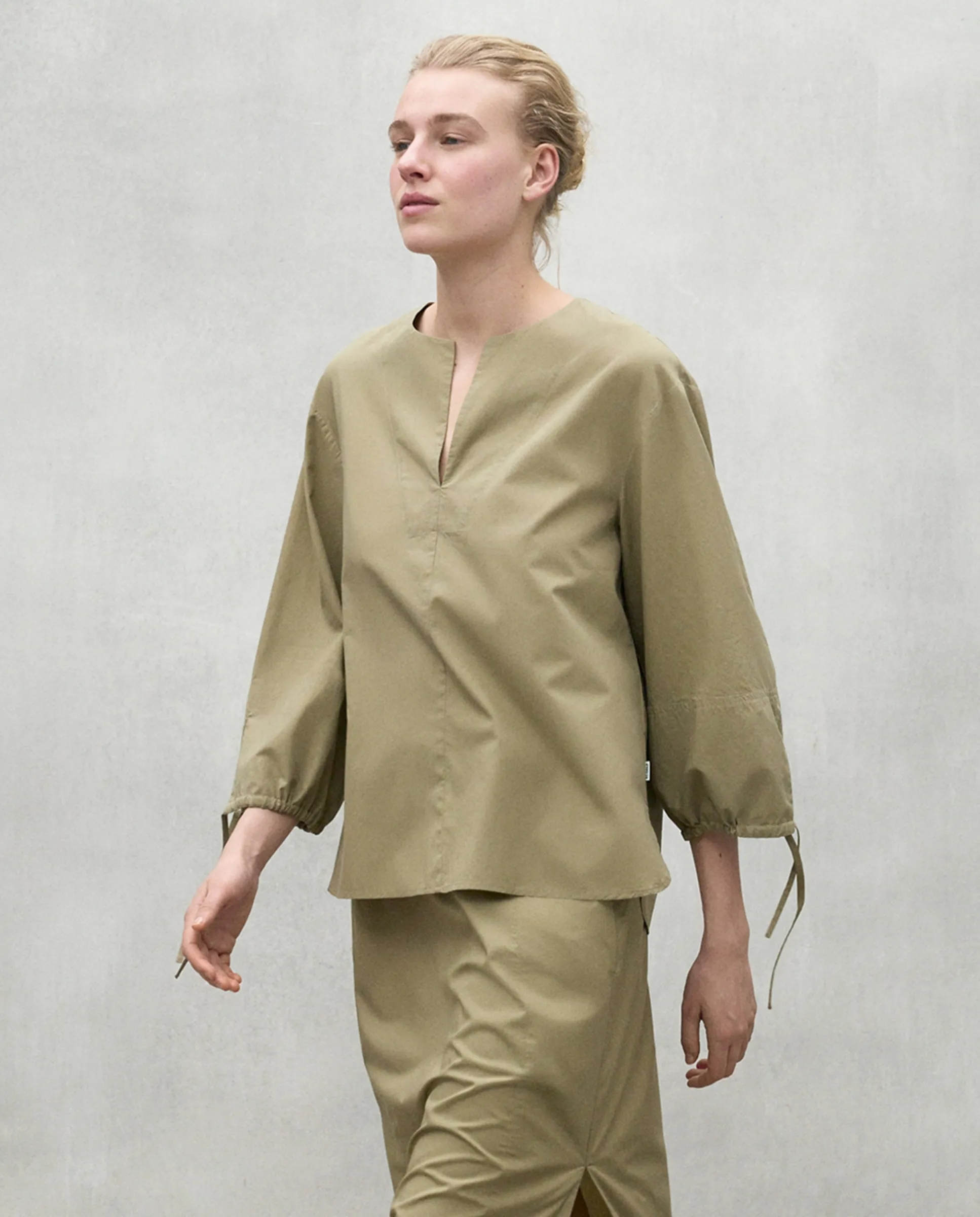 Женская блузка оверсайз из поплина Ecoalf, военный зеленый
Женская блузка оверсайз из поплина Ecoalf, военный зеленый