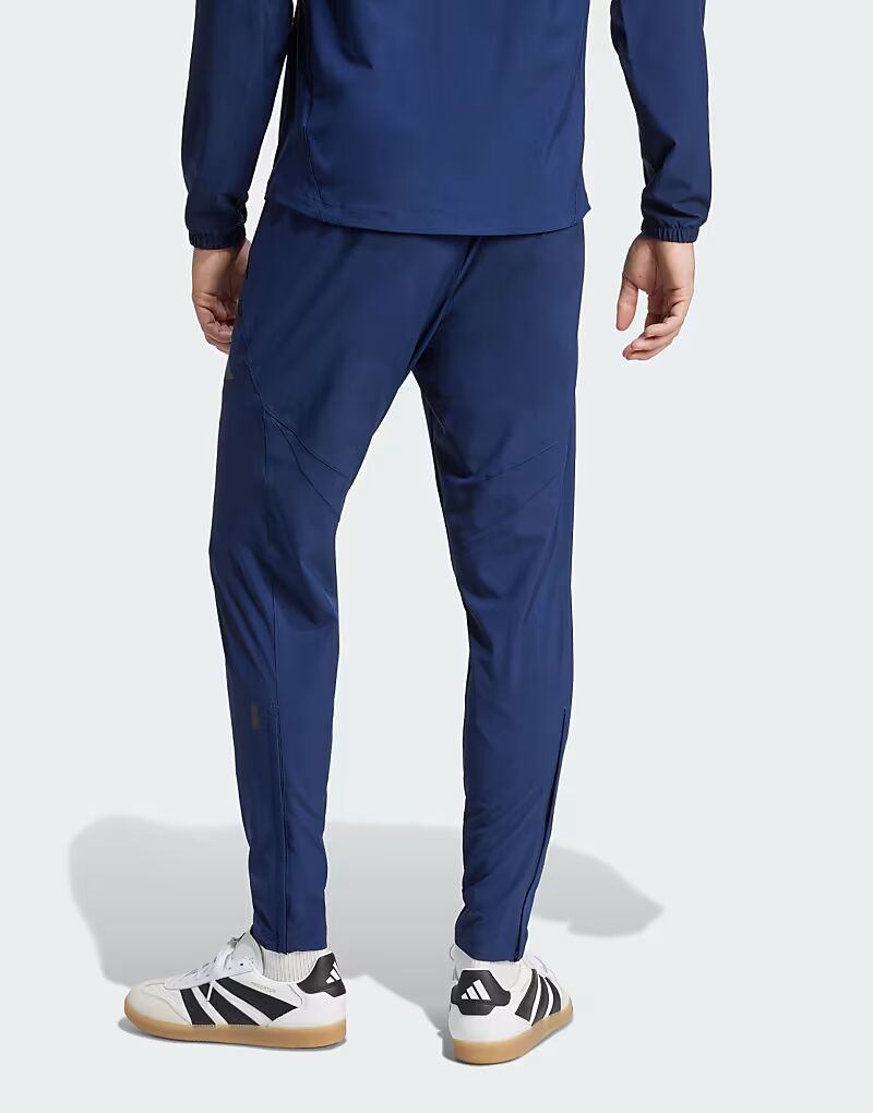 Штаны Adidas performance Manchester United Tiro 25 Competition vs Tech Travel в цвете Team Navy Blue 2
Штаны Adidas performance Manchester United Tiro 25 Competition vs Tech Travel в цвете Team Navy Blue 2