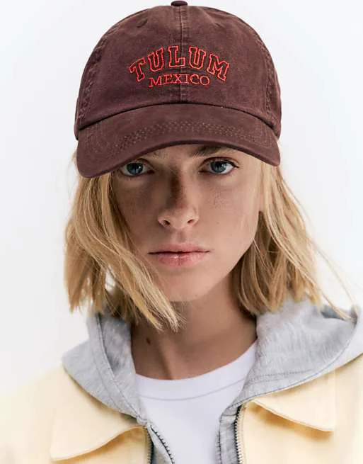 Коричневая кепка с рисунком Pull&Bear Tulum mexico
Коричневая кепка с рисунком Pull&Bear Tulum mexico