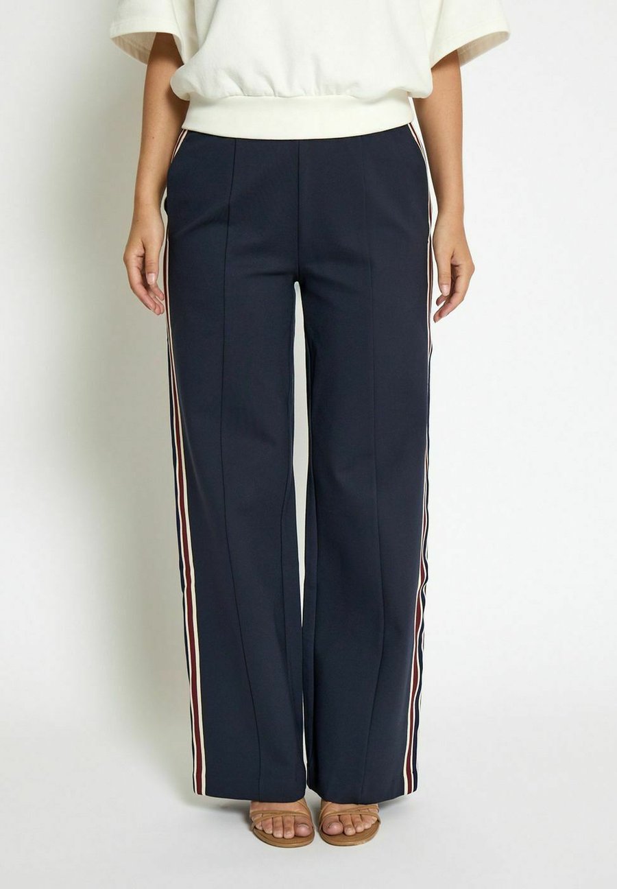 Брюки Minus MARABELLA MID WAIST , Sky Captain/Dark Blue
Брюки Minus MARABELLA MID WAIST , Sky Captain/Dark Blue