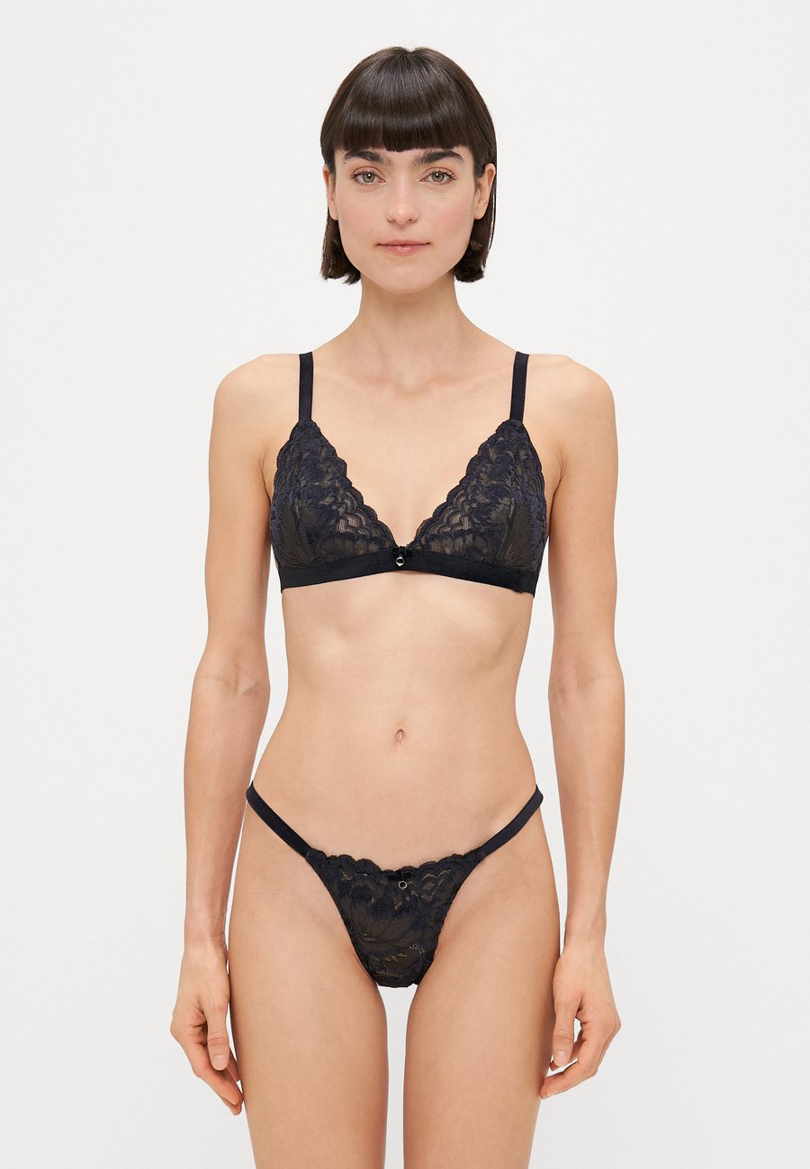 Трусы Emporio Armani TRIANGLE THONG, Black
Трусы Emporio Armani TRIANGLE THONG, Black