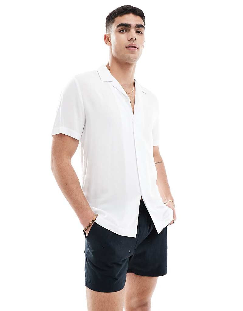 ASOS DESIGN – Белая вискозная рубашка классического кроя с воротником с лацканами
ASOS DESIGN – Белая вискозная рубашка классического кроя с воротником с лацканами