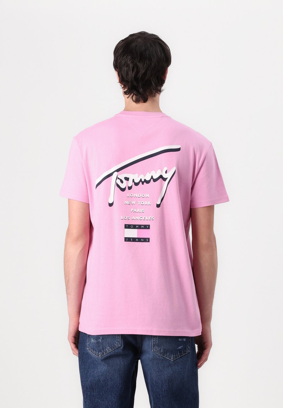 Футболка Tommy Jeans SIGNATURE CITY, Carnival Pink/Pink
Футболка Tommy Jeans SIGNATURE CITY, Carnival Pink/Pink