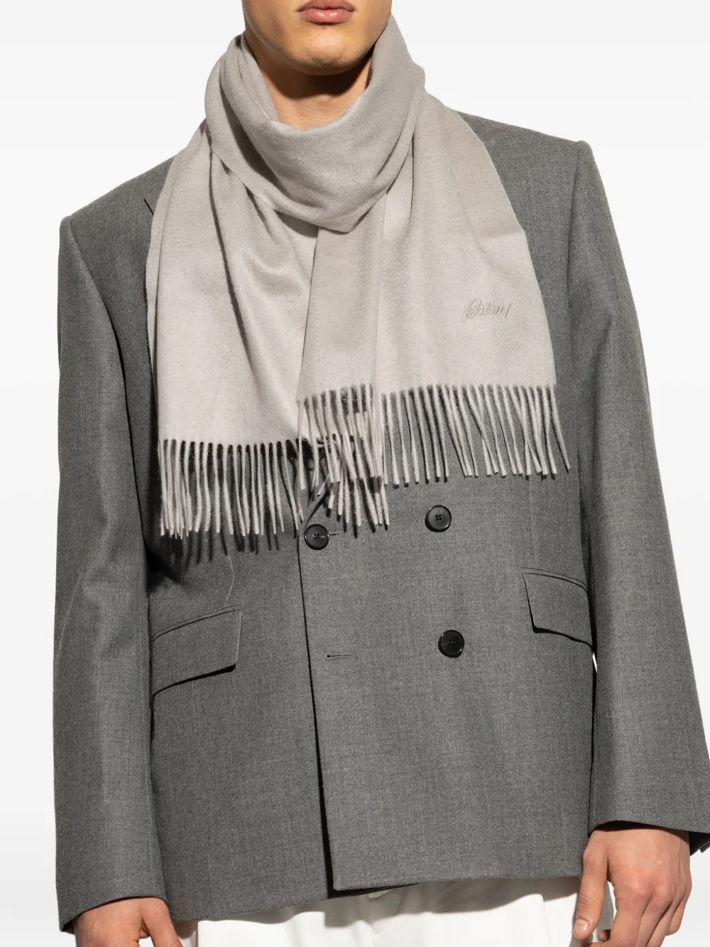 Шарф с вышитым логотипом и бахромой Brioni, серый
Шарф с вышитым логотипом и бахромой Brioni, серый