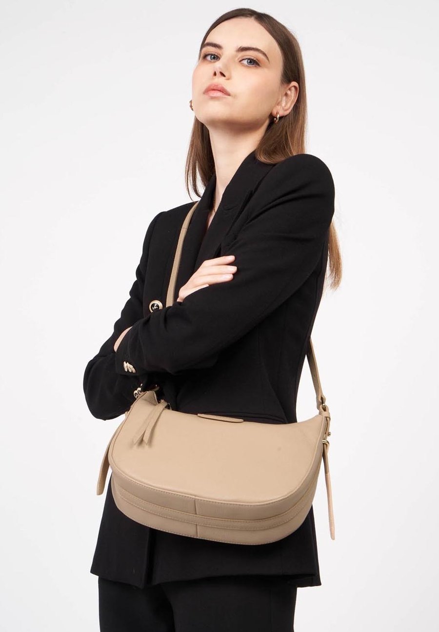 Сумка LANCASTER DUNE, Beige Foncé/Beige
Сумка LANCASTER DUNE, Beige Foncé/Beige