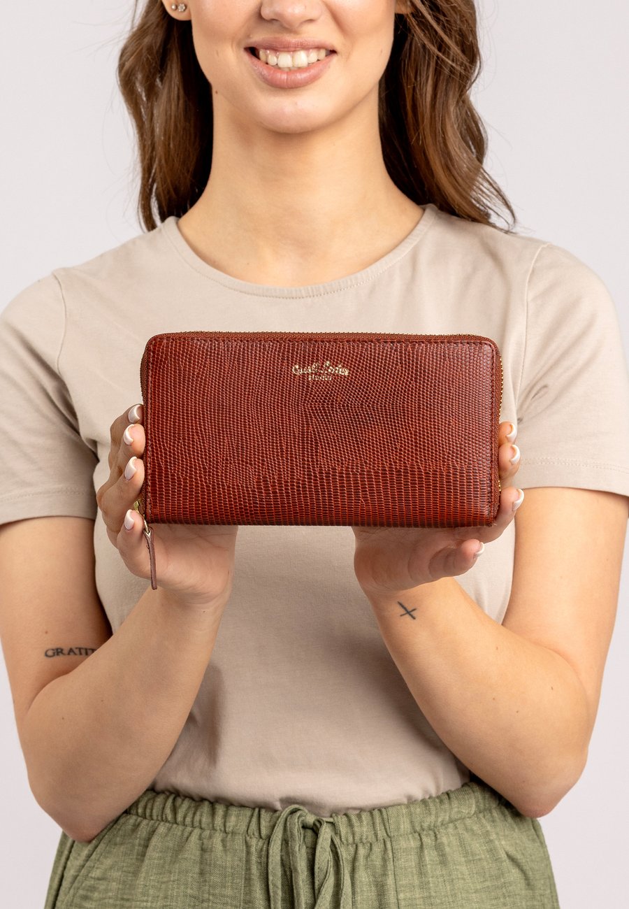 Кошелек Gusti Leder PATRICIA, Rotbraun Struktur/Brown
Кошелек Gusti Leder PATRICIA, Rotbraun Struktur/Brown
