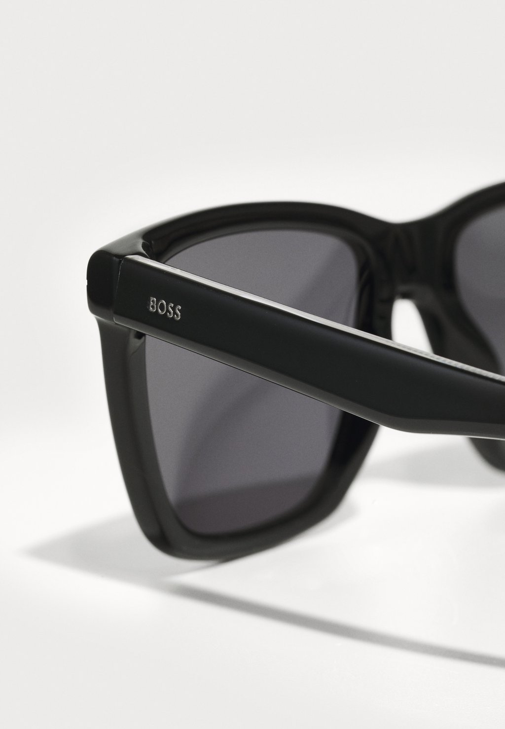 Солнцезащитные очки BOSS, черный
Солнцезащитные очки BOSS, черный