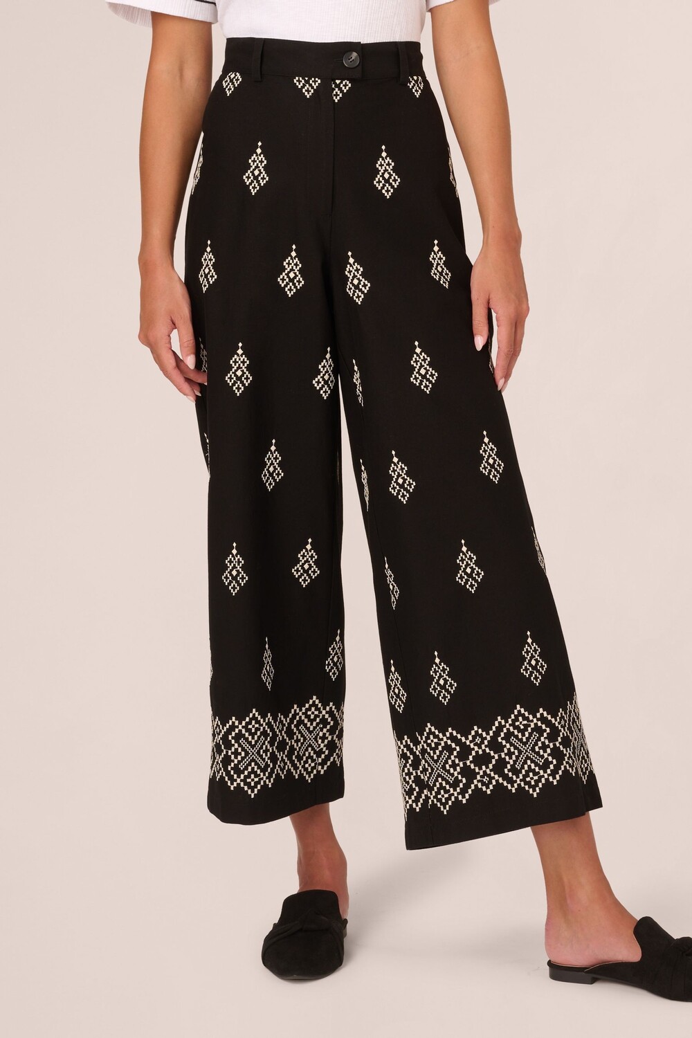 Широкие брюки с вышивкой по всей длине и задними карманами Adrianna Papell, черный
Широкие брюки с вышивкой по всей длине и задними карманами Adrianna Papell, черный