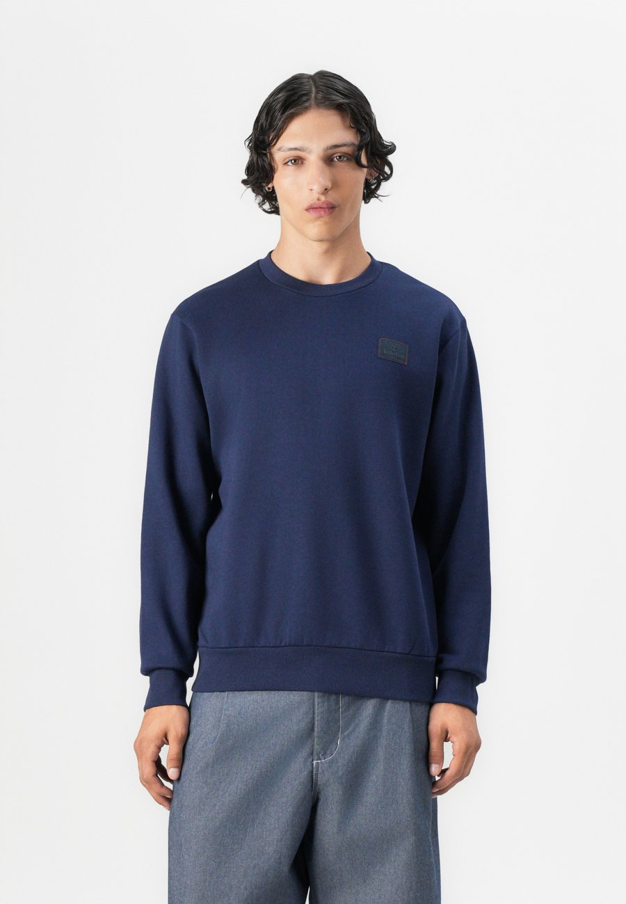 Толстовка Timberland BADGE CREW NECK, Peacoat/Dark Blue
Толстовка Timberland BADGE CREW NECK, Peacoat/Dark Blue