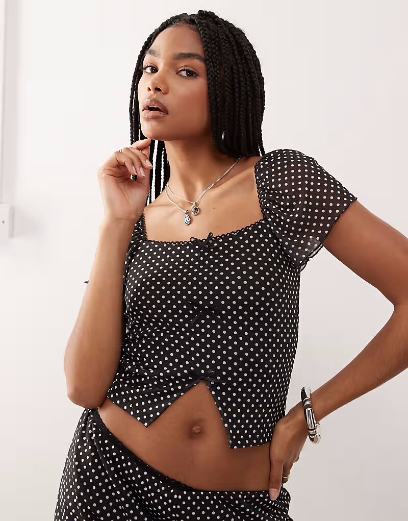 Топ из сетчатой ткани Reclaimed Vintage с квадратным вырезом в черный горошек
Топ из сетчатой ткани Reclaimed Vintage с квадратным вырезом в черный горошек