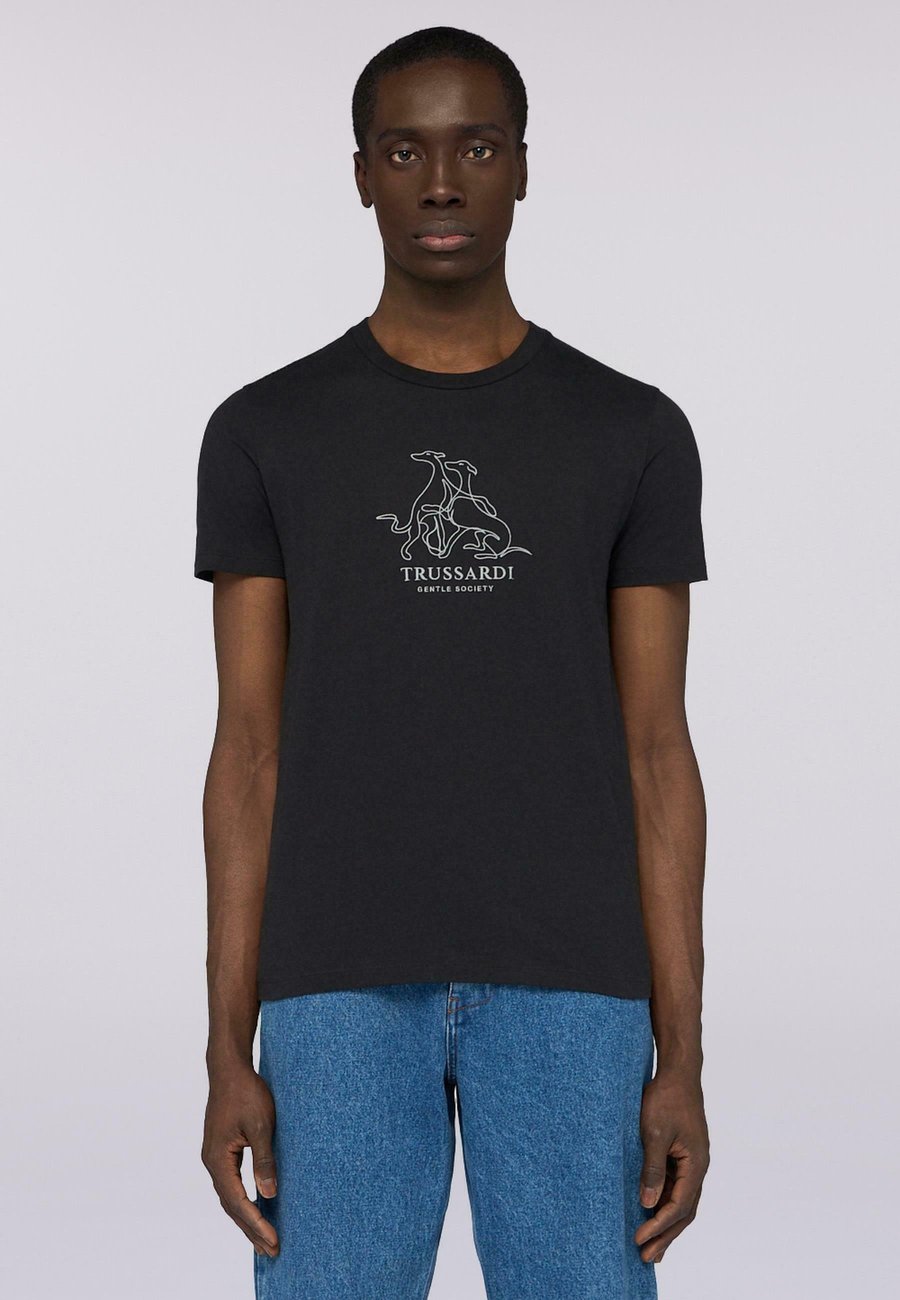 Футболка Trussardi REGULAR FIT CON RICAMO GENTLE SOCIETY, Black Milano/Black
Футболка Trussardi REGULAR FIT CON RICAMO GENTLE SOCIETY, Black Milano/Black