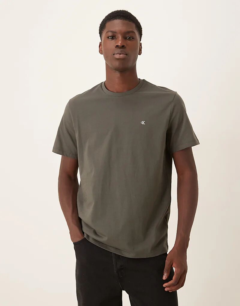 Футболка с маленьким логотипом Calvin Klein Jeans темно-коричневого цвета
Футболка с маленьким логотипом Calvin Klein Jeans темно-коричневого цвета