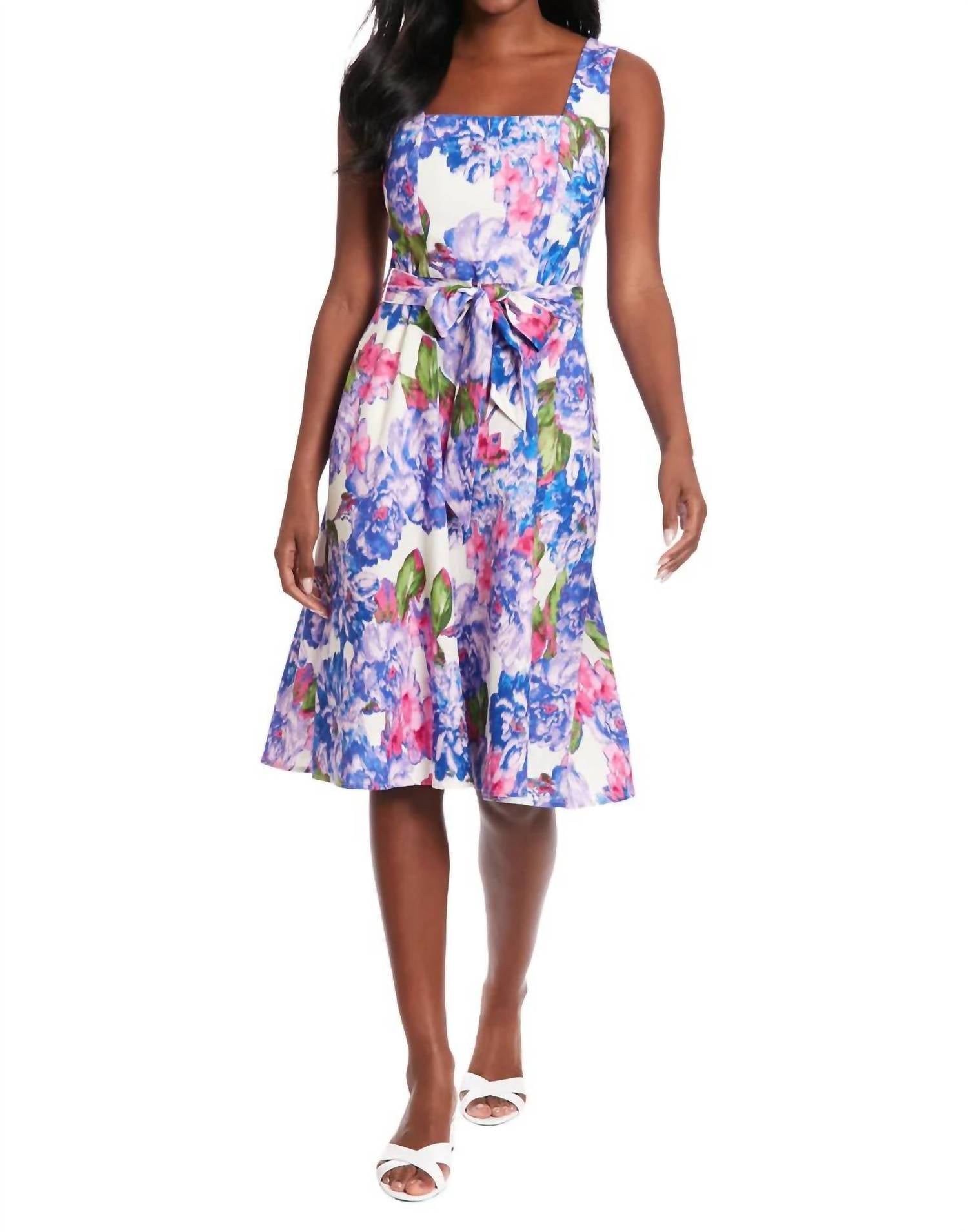 Платье Carmella из льна с цветочным принтом в цвете слоновая кость/сиреневый London Times
Платье Carmella из льна с цветочным принтом в цвете слоновая кость/сиреневый London Times