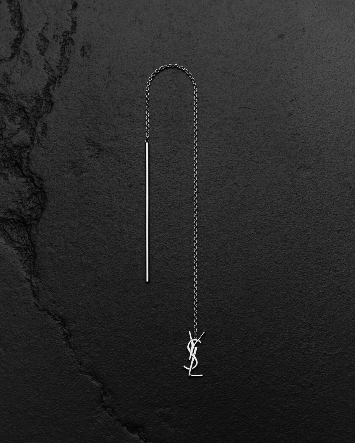 Серьга-подвеска CASSANDRE из 18-каратного серого золота Saint Laurent
Серьга-подвеска CASSANDRE из 18-каратного серого золота Saint Laurent