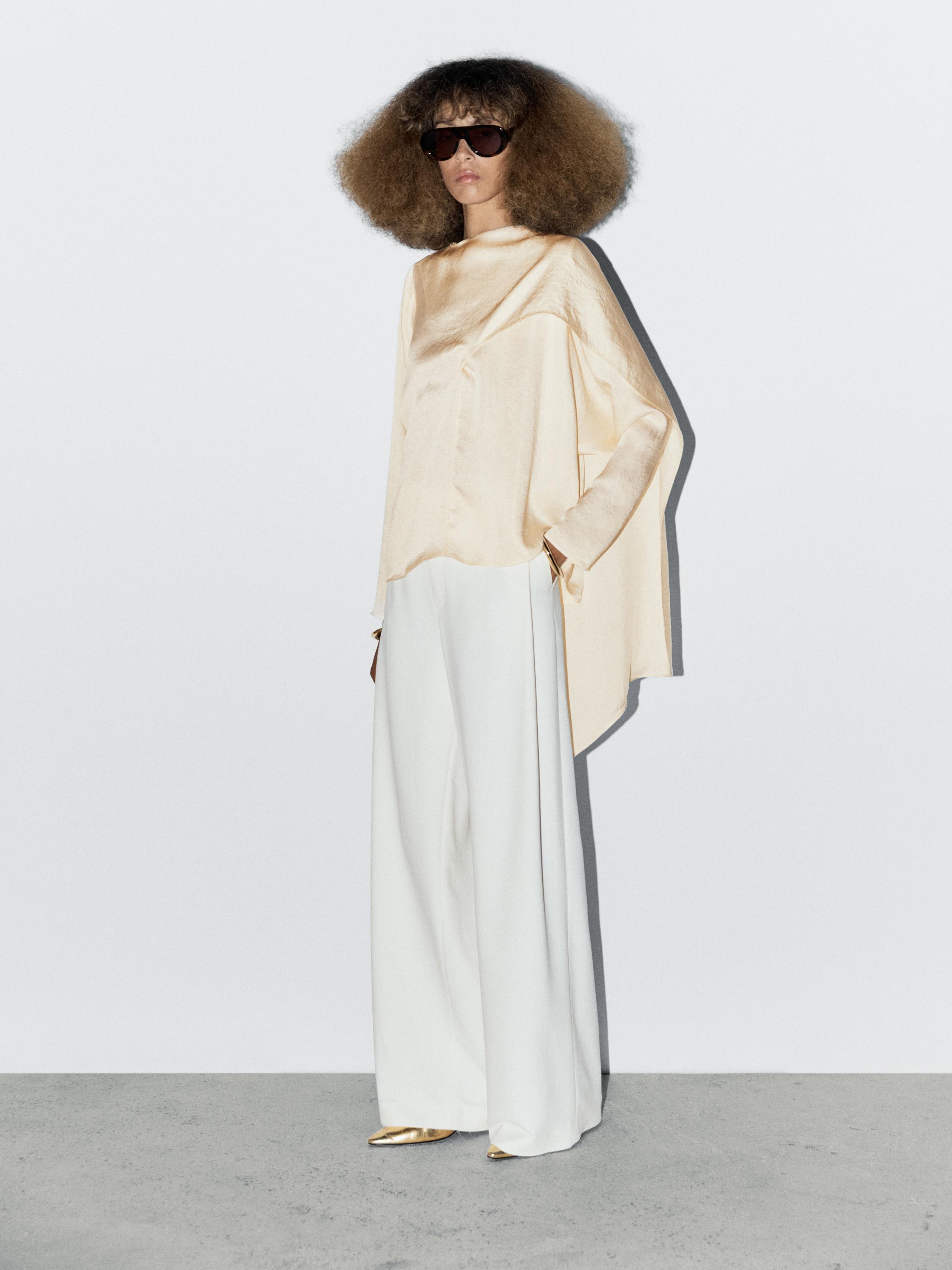 Струящаяся атласная блузка с воротником-запахом - студия Massimo Dutti, кремовый
Струящаяся атласная блузка с воротником-запахом - студия Massimo Dutti, кремовый