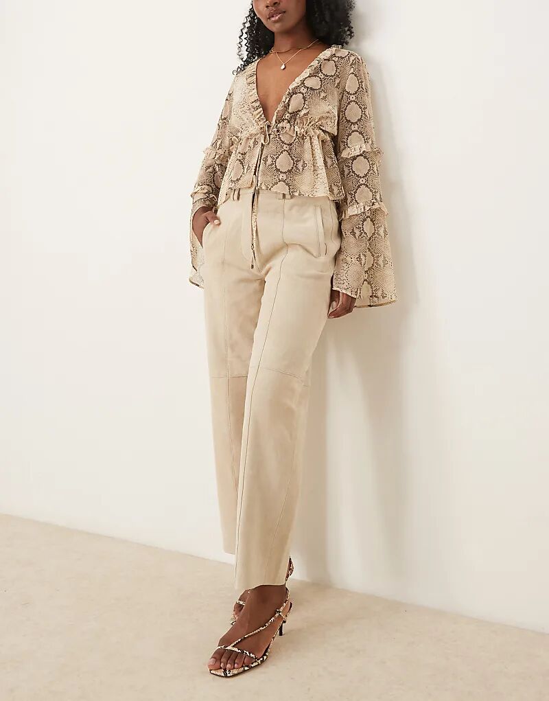 Брюки-бочки из высококачественной замши с отделкой швами в камне ASOS DESIGN
Брюки-бочки из высококачественной замши с отделкой швами в камне ASOS DESIGN