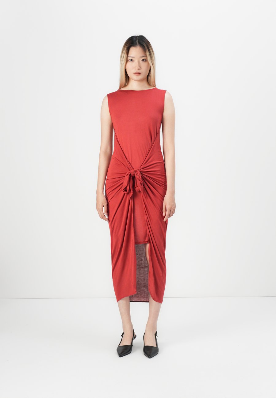 Платье PARFOIS Maxi dress, Brick Red/Dark Red
Платье PARFOIS Maxi dress, Brick Red/Dark Red
