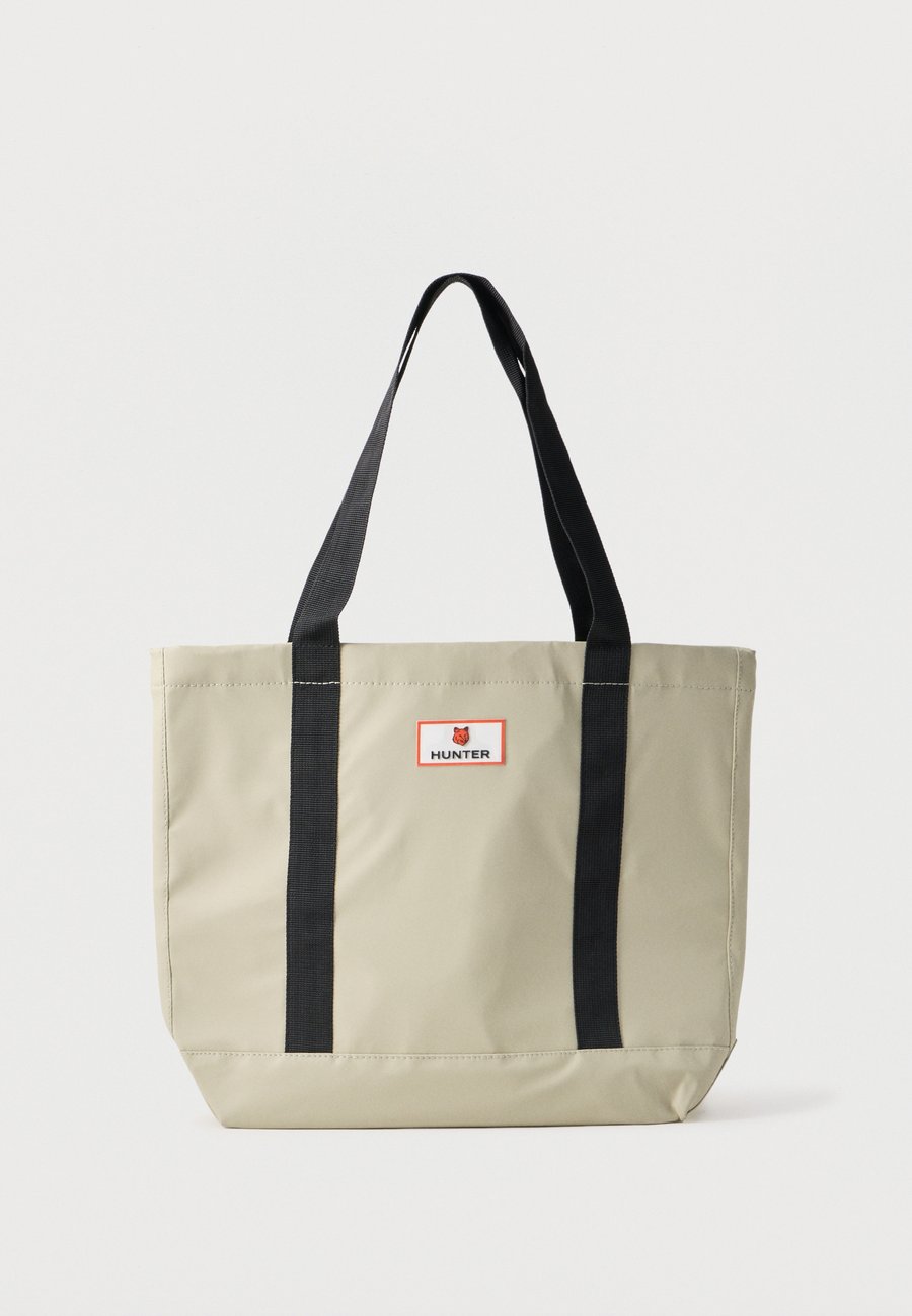 Сумка-шоппер Maison Kitsuné MAISON KITSUNÉ x HUNTER TOTE UNISEX, Ash Tree/Black/Sand
Сумка-шоппер Maison Kitsuné MAISON KITSUNÉ x HUNTER TOTE UNISEX, Ash Tree/Black/Sand